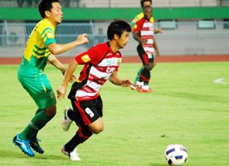 Pattaya United’s Somchai Singmanee (9) breaks away from a TTM Pichit defender during the second half of their match at the Pichit Stadium, Sunday, April 3. (Photo/Ariyawat Nuamsawat/Pattaya United)